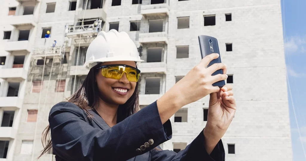 contratista mujer grabando video para redes sociales