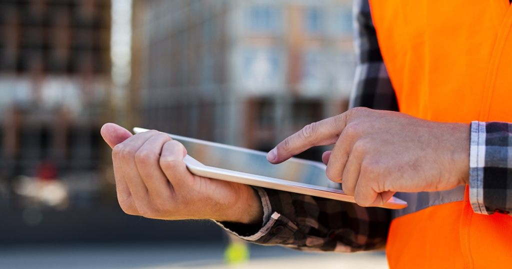contratista usando una tableta